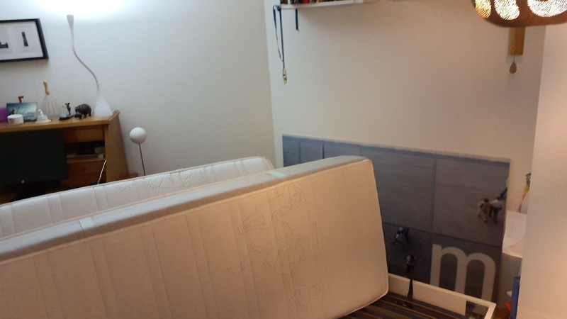 Ein Kammerjaeger inspiziert in Aesch ein Schlafzimmer, in dem Matratzen aufgestellt wurden, um einen moeglichen Bettwanzenbefall gruendlich zu kontrollieren.