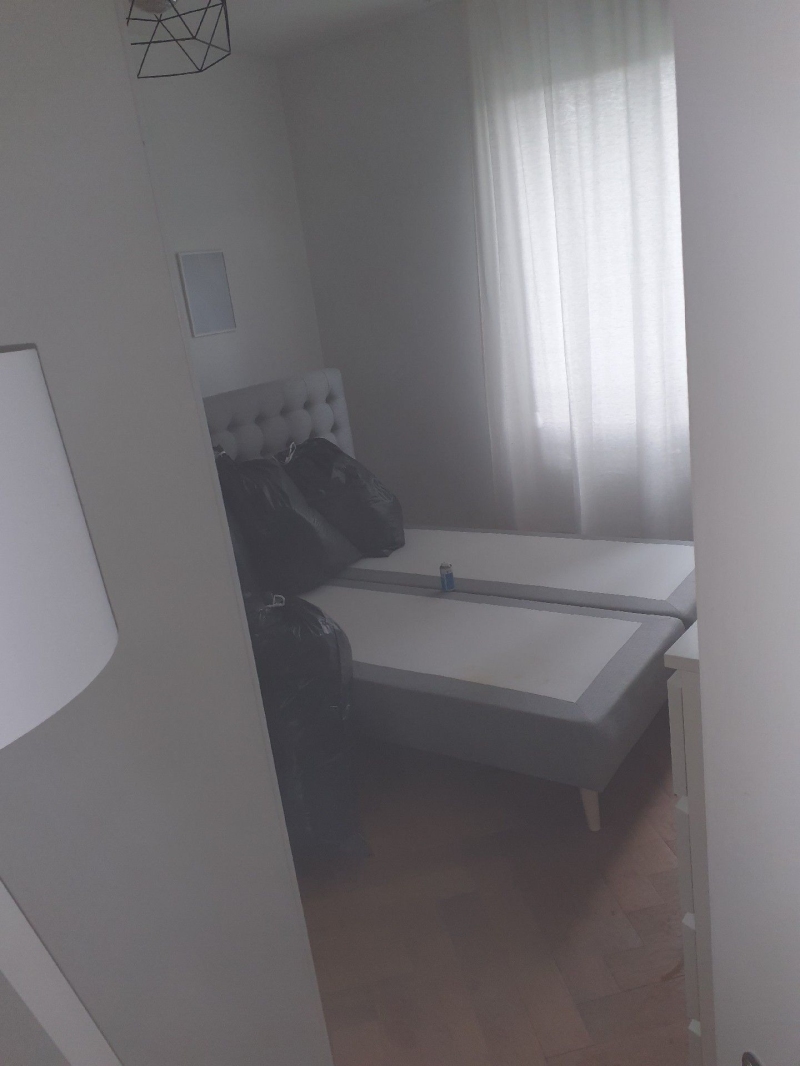 Im schlichten Schlafzimmer in Allschwil deuten vorbereitete Matratzen und verpackte Gegenstaende auf eine Bettwanzenbehandlung hin, die den Kammerjaeger erfordert.