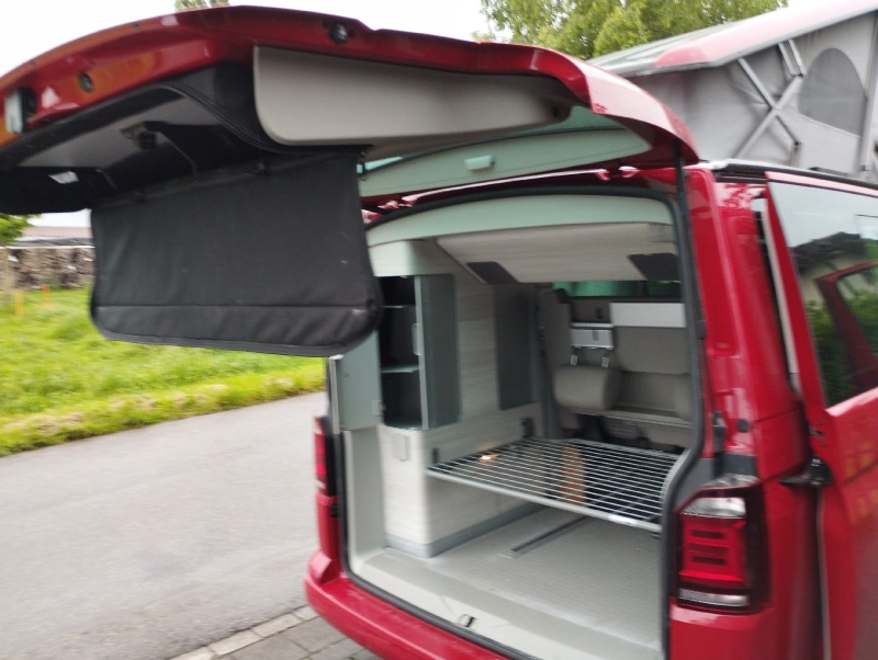 Im geoeffneten Fahrzeugheck in Allschwil weist die vorbereitete Ladeflaeche auf eine mobile Bettwanzenbehandlung hin, die den Kammerjaeger notwendig macht.