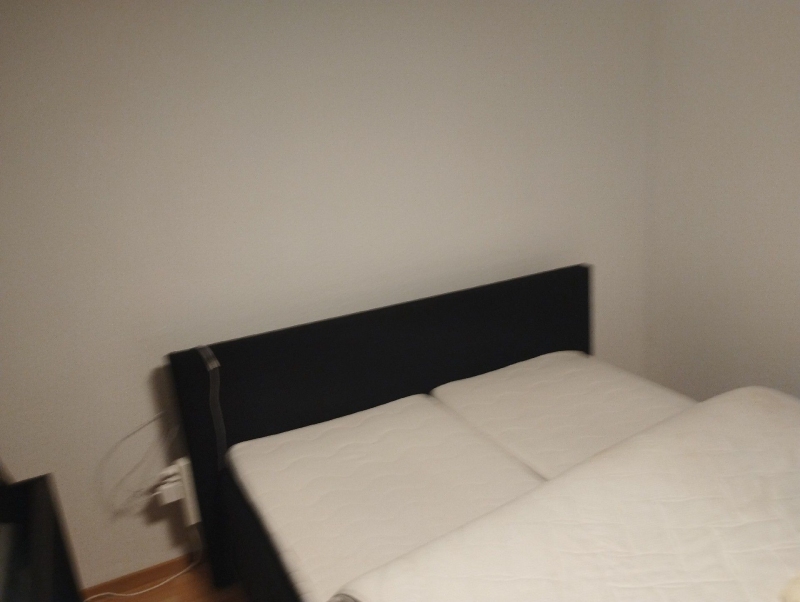 Im Schlafzimmer in Arboldswil weist das unruhige Bett auf moegliche Bettwanzen hin, was einen Kammerjaeger notwendig macht.