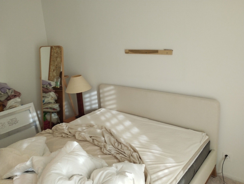 In einem unaufgeraeumten Schlafzimmer in Arisdorf weist der Zustand des Bettes auf einen moeglichen Befall mit Bettwanzen hin, der den Einsatz eines Kammerjaegers erfordert.
