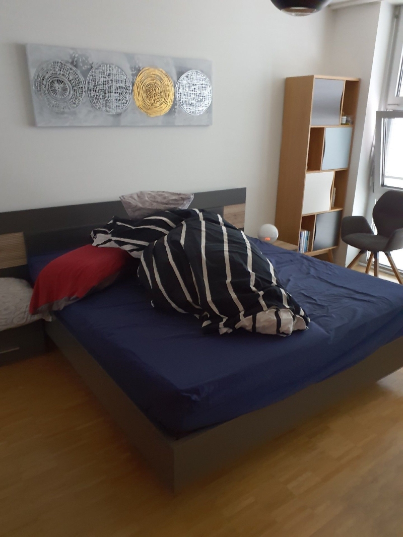 Im aufgeraeumten Schlafzimmer in Arlesheim koennte ein moeglicher Bettwanzenbefall vermutet werden, was den Einsatz eines Kammerjaegers in Arlesheim erforderlich macht.