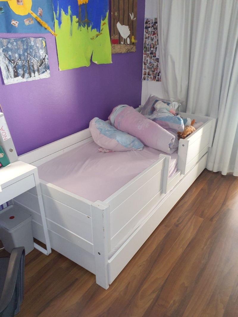 In einem Kinderzimmer in Blauen deutet das ordentlich gemachte Bett auf moeglichen Befall hin, wodurch ein Kammerjaeger zur Kontrolle sinnvoll erscheint.