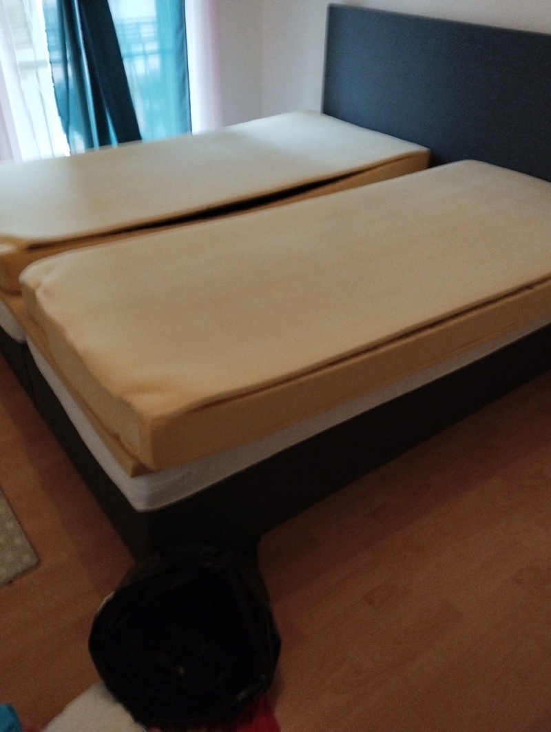 Im Schlafzimmer von Blauen liegen angehobene Matratzen frei, was auf moeglichen Bettwanzenbefall hinweist und den Einsatz eines Kammerjaegers erforderlich macht.