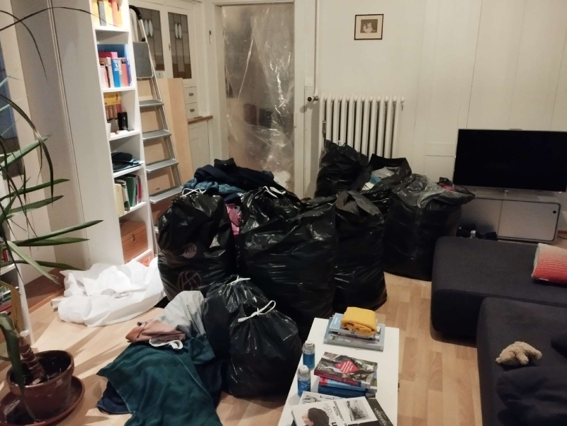 In Boeckten lassen zahlreiche gefuellte Saecke und abgedeckte Bereiche auf eine Bettwanzenbehandlung schliessen, die den Einsatz eines Kammerjaegers erfordert.