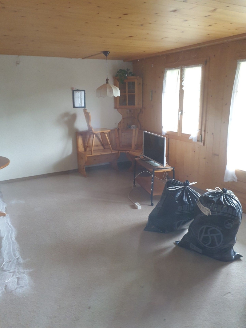 In einem aufgeraumten Zimmer in Brislach weisen die vorbereiteten Saecke und die entfernten Moebel auf eine Bettwanzenkontrolle hin, bei der ein Kammerjaeger noetig ist.