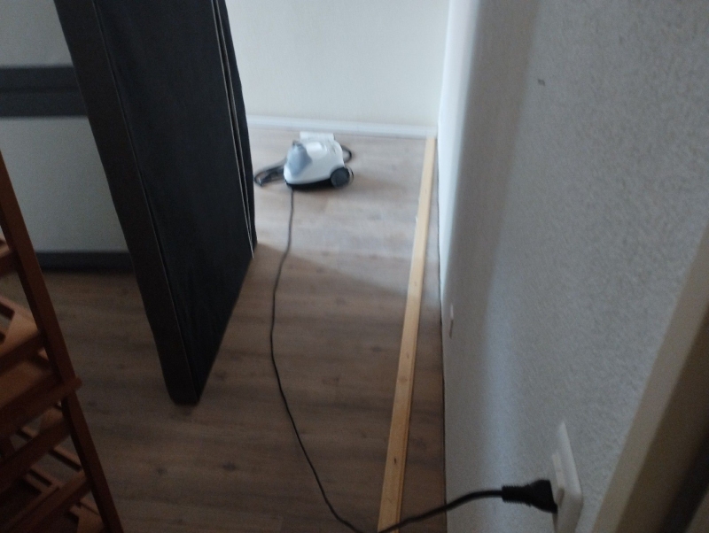 Eine aufgestellte Matratze und ein Geraet am Boden in Bubendorf deuten auf eine moegliche Bettwanzenbehandlung durch einen Kammerjaeger hin.