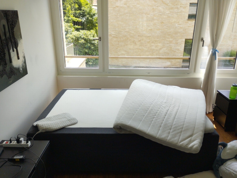 Im Schlafzimmer von Buckten liegt eine angehobene Matratze frei, was auf eine Kontrolle wegen Bettwanzen hindeutet und den Einsatz eines Kammerjaegers notwendig macht.