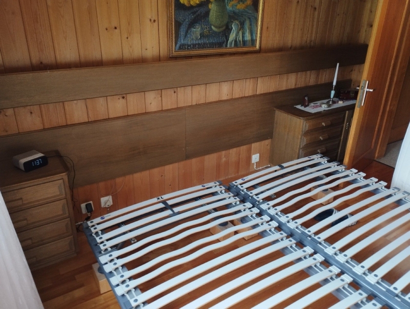 Im Holzschlafzimmer von Buckten steht ein zerlegtes Bettgestell bereit, was auf eine gruendliche Suche nach Bettwanzen hinweist und den Kammerjaeger erforderlich macht.