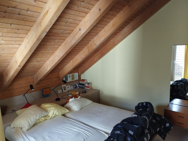 Im Schlafzimmer von Burg im Leimental weist die ordentliche Bettumgebung auf einen moeglichen Befall hin, der eine Pruefung durch einen Kammerjaeger noetig machen kann.