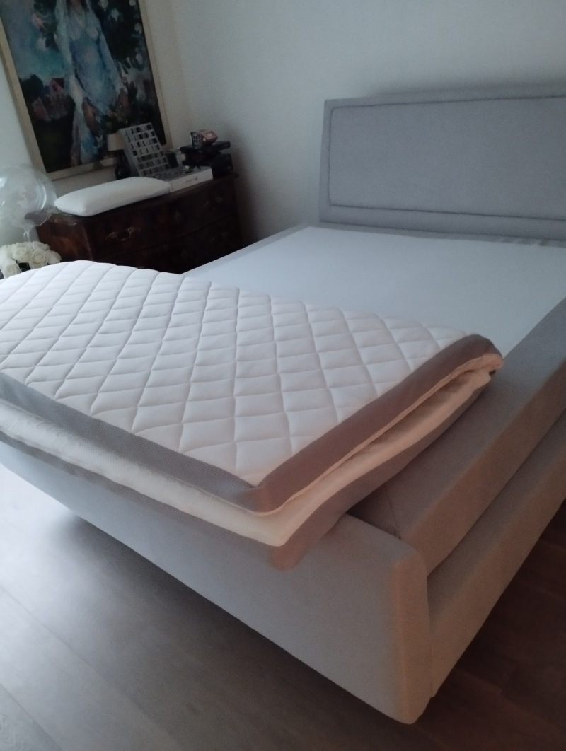 Im Schlafzimmer von Diegten deutet die angehobene Matratze auf moegliche Bettwanzen hin, was den Einsatz eines Kammerjaegers relevant machen koennte.