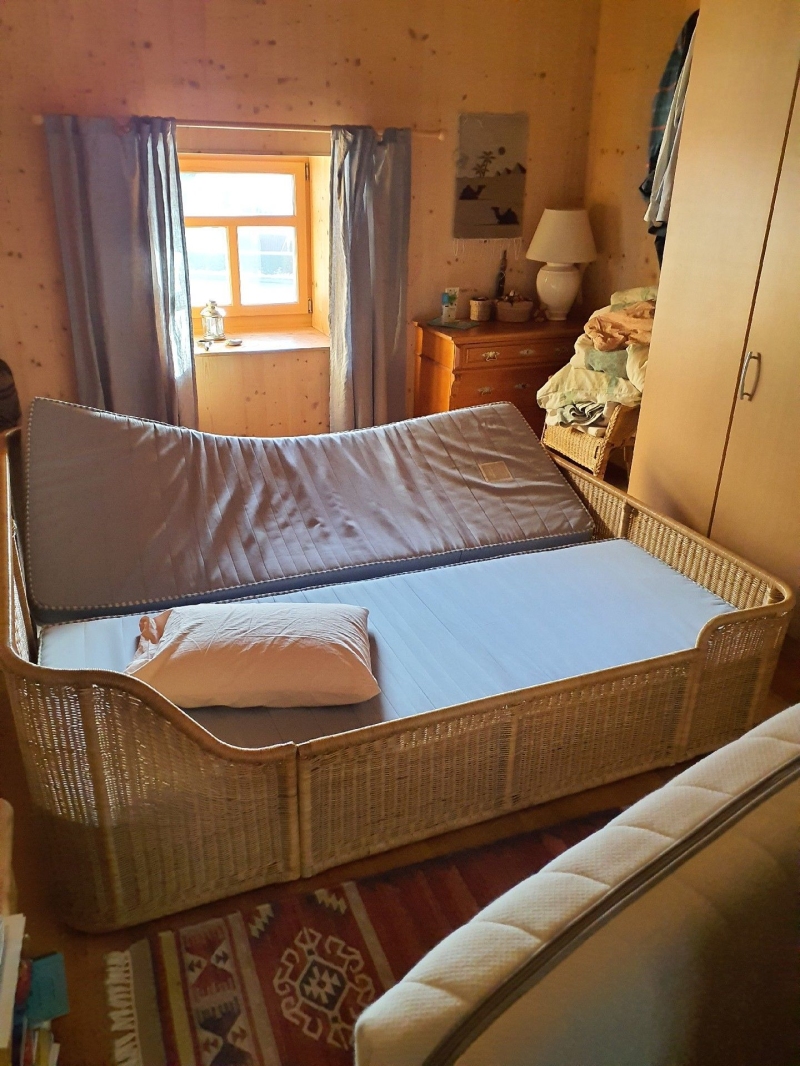 In Diepflingen weist das aufgeklappte Bett in dem holzverkleideten Zimmer auf eine moegliche Bettwanzenkontrolle hin, bei der ein Kammerjaeger erforderlich ist.