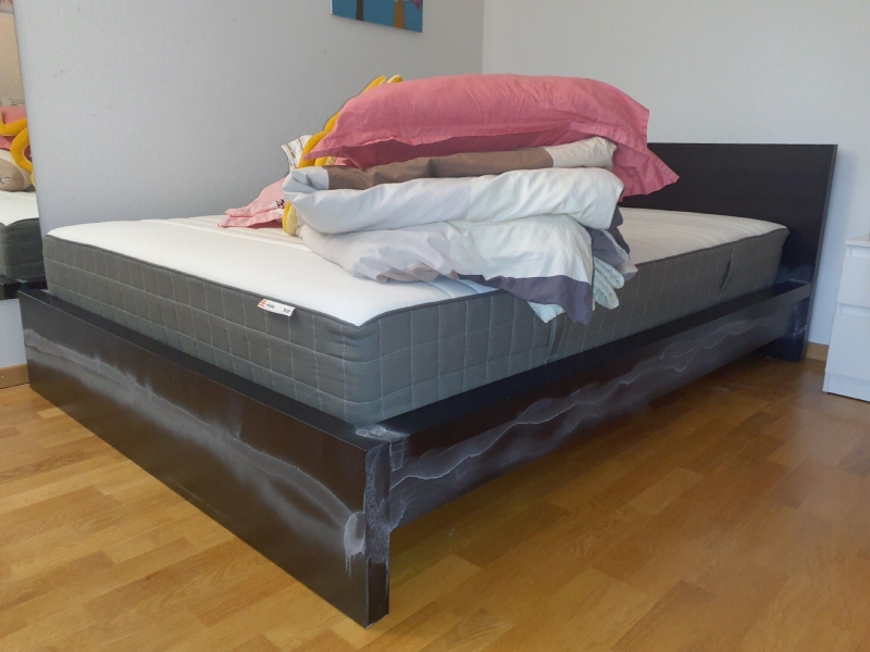 In einem Schlafzimmer in Duggingen weist das angehobene Bett auf einen moeglichen Befall mit Bettwanzen hin, was den Einsatz eines Kammerjaeger erforderlich machen kann.