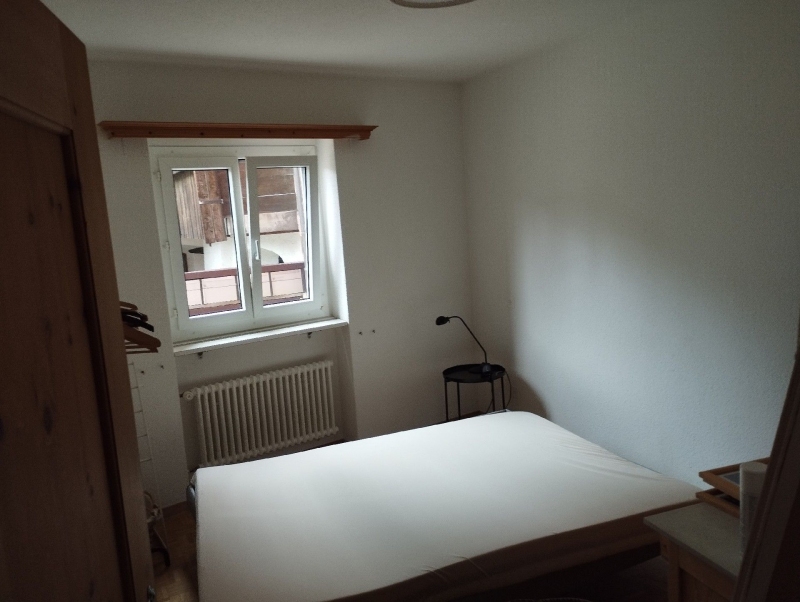In einem schlichten Schlafzimmer in Duggingen deutet das freigelegte Bett auf einen moeglichen Befall hin, der den Einsatz eines Kammerjaeger notwendig machen kann.