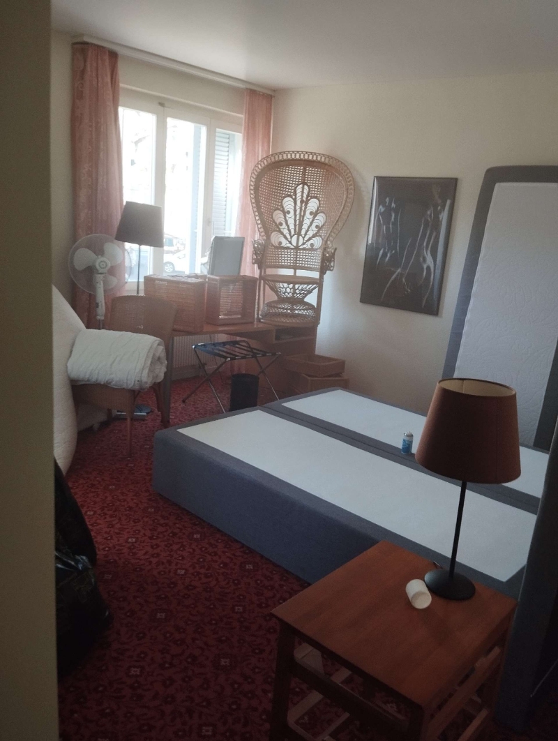 In einem aufgeraeumten Zimmer in Frenkendorf deutet die vorbereitete Matratze auf eine moegliche Bettwanzenkontrolle hin, bei der ein Kammerjaeger noetig sein koennte.