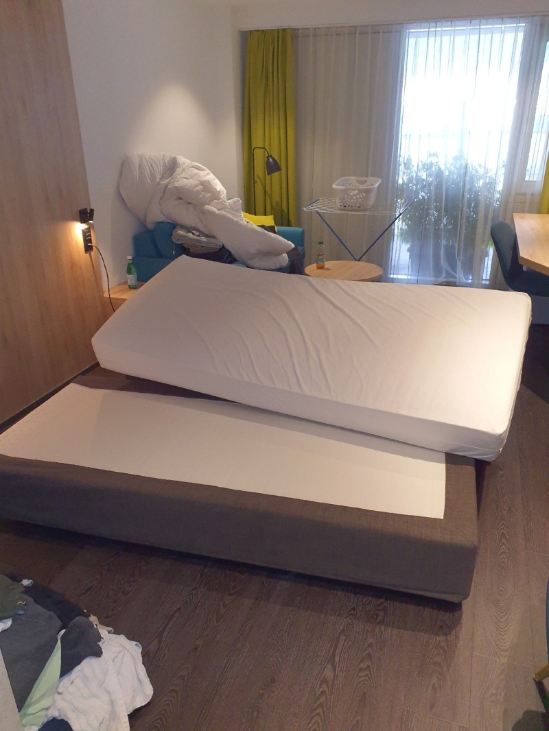Im Schlafzimmer in Giebenach wurde das Bett angehoben, um moegliche Spuren von Bettwanzen zu suchen, was den Einsatz eines Kammerjaegers notwendig macht.