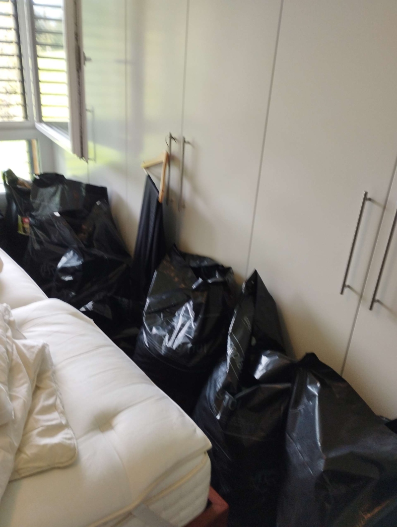 Mehrere schwarze Saecke stehen nach einer Bettwanzenbehandlung in einem Schlafzimmer in Hemmiken, was den Bedarf eines Kammerjaegers in Hemmiken zeigt.