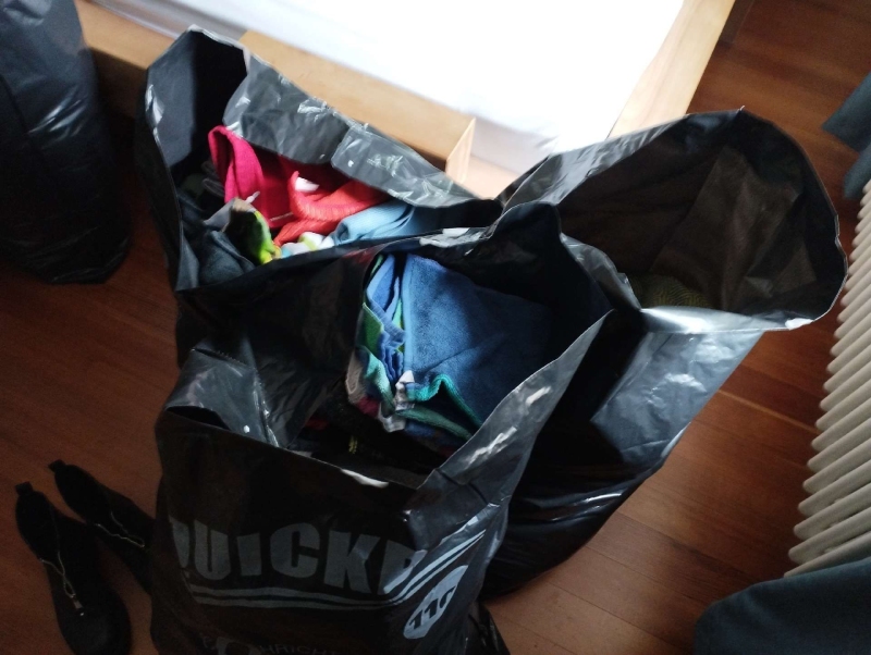 Zwischen Kleidungssäcken im Schlafzimmer von Hoelstein koennte ein Befall mit Bettwanzen vermutet werden, was einen schnellen Einsatz des Kammerjaeger erforderlich macht.