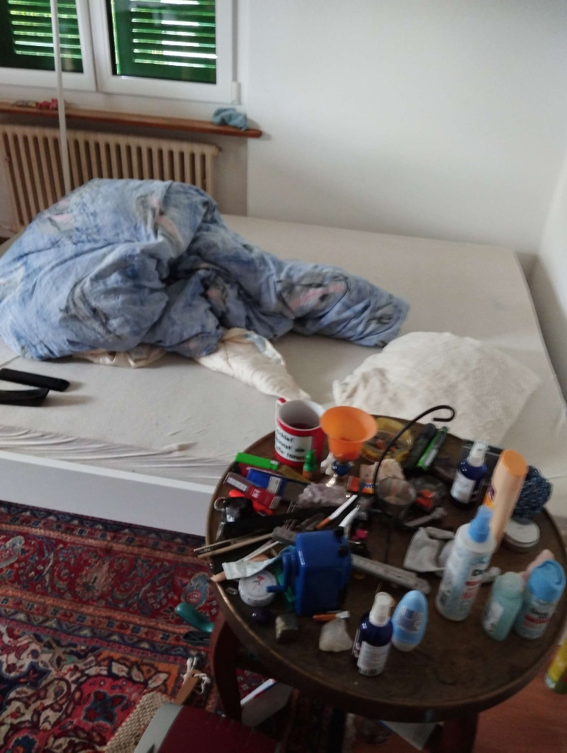 In einem unordentlichen Schlafzimmer in Itingen weist die zerwuehlte Matratze auf einen moeglichen Befall mit Bettwanzen hin, der den Einsatz eines Kammerjaegers notwendig macht.