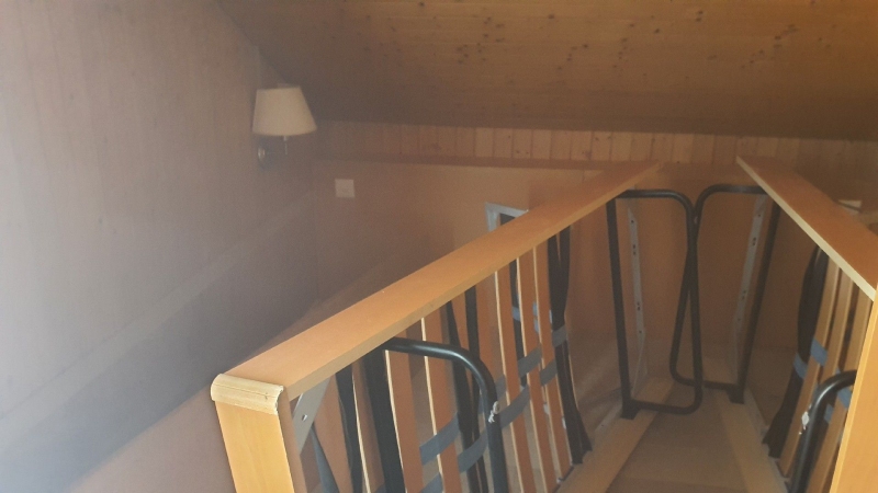 In Lampenberg deutet das abgelegte Mobiliar im Daemmerlicht auf moegliche Spuren von Bettwanzen hin, weshalb ein Kammerjaeger noetig sein koennte.
