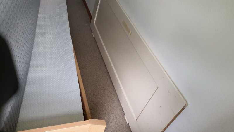 Neben einem Bettgestell deutet in Langenbruck die schmale Spalte an der Wand auf einen moeglichen Befallsbereich hin, was den Einsatz eines Kammerjaegers noetig machen kann.