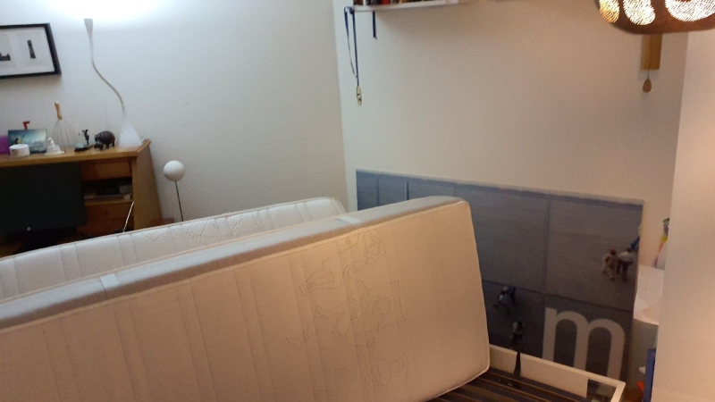 In einem Schlafzimmer in Langenbruck deutet die abgestellte Matratze auf eine moegliche Untersuchung gegen Bettwanzen hin, was den Einsatz eines Kammerjaegers erforderlich macht.