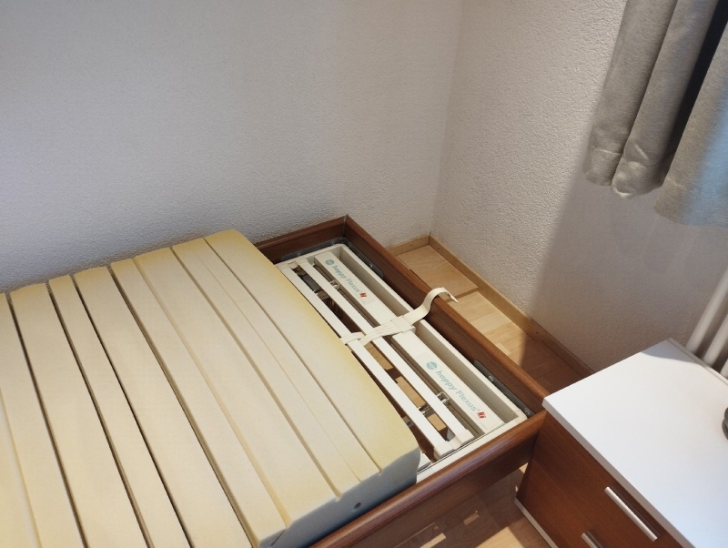 Im Schlafzimmer in Laufen weist der freigelegte Bettrahmen auf einen moeglichen Befall mit Bettwanzen hin, was den Einsatz eines Kammerjaeger notwendig machen kann.