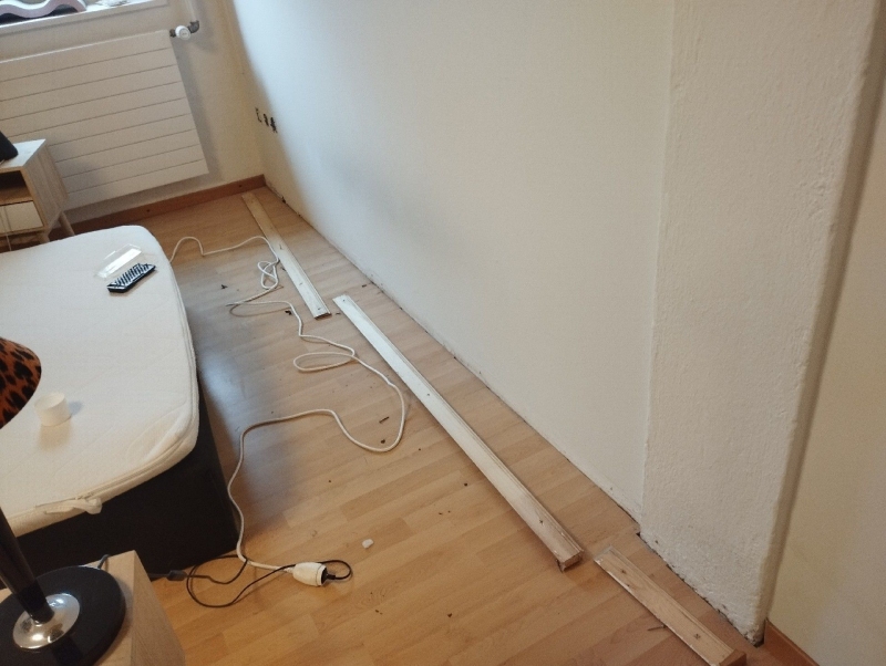 Im Schlafzimmer in Lauwil deuten Spuren am Boden und an der Wand auf einen moeglichen Befall mit Bettwanzen hin, sodass ein Kammerjaeger noetig sein koennte.