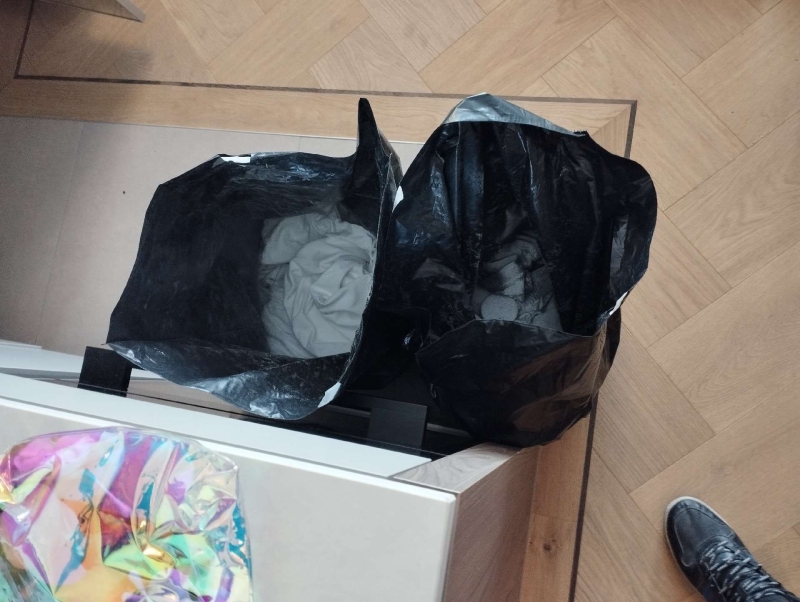 In Liesberg stehen zwei geoeffnete Saecke mit Textilien bereit, was auf eine moegliche Behandlung gegen Bettwanzen hinweist und den Einsatz eines Kammerjaegers notwendig macht.