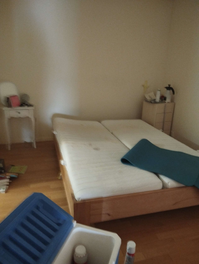 Im Schlafzimmer in Liestal deutet die vorbereitete Matratze auf einen moeglichen Befall mit Bettwanzen hin, der den Einsatz eines Kammerjaeger notwendig macht.