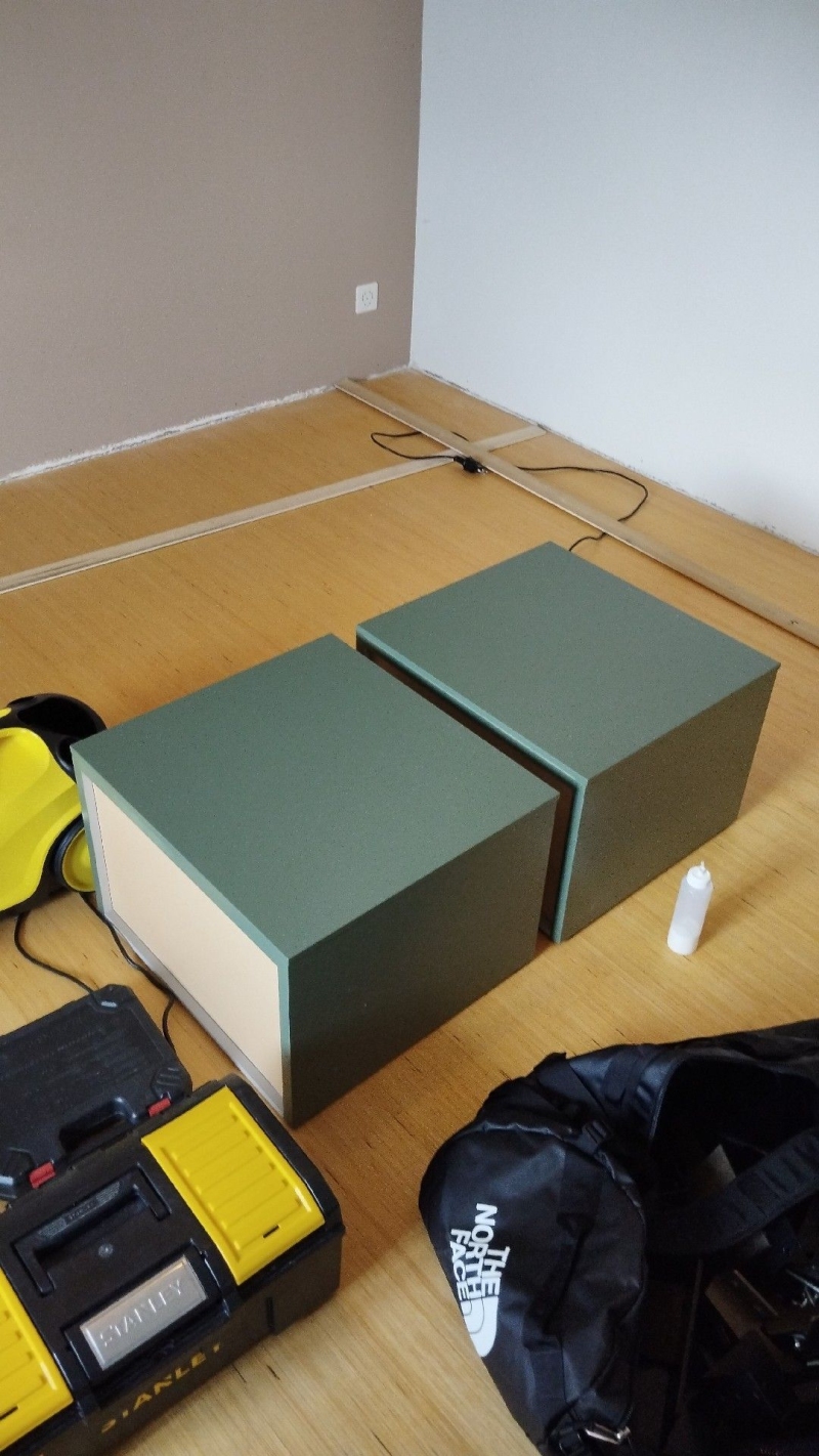 Im leergeraumten Zimmer in Liestal liegen Moebel und Geraete bereit, was auf eine Behandlung gegen Bettwanzen durch einen Kammerjaeger hinweist.