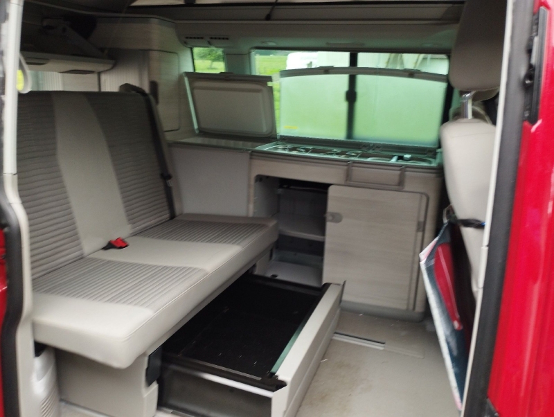 Im Inneren eines Campervans in Lupsingen deuten versteckte Spuren auf Bettwanzen hin, wodurch der Einsatz eines Kammerjaegers erforderlich wird.