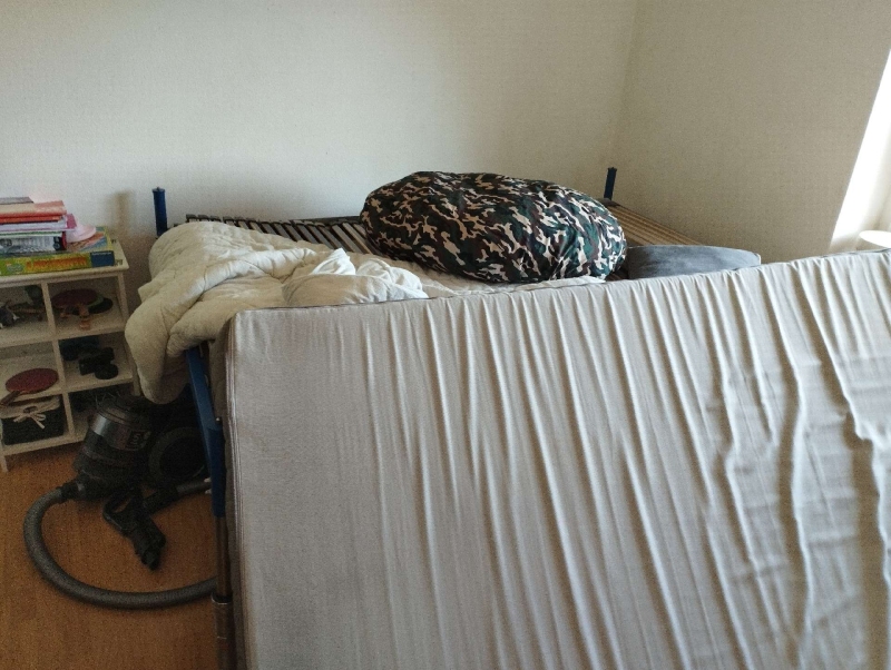In einem Schlafzimmer in Muttenz laesst die hochgestellte Matratze auf eine Untersuchung wegen Bettwanzenbefall schliessen, was den Einsatz eines Kammerjaeger notwendig macht.