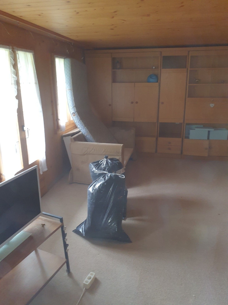 Im aufgeraumten Zimmer in Nenzlingen weisen die verpackten Gegenstaende auf eine moegliche Bettwanzenbehandlung hin, die den Einsatz eines Kammerjaegers notwendig macht.