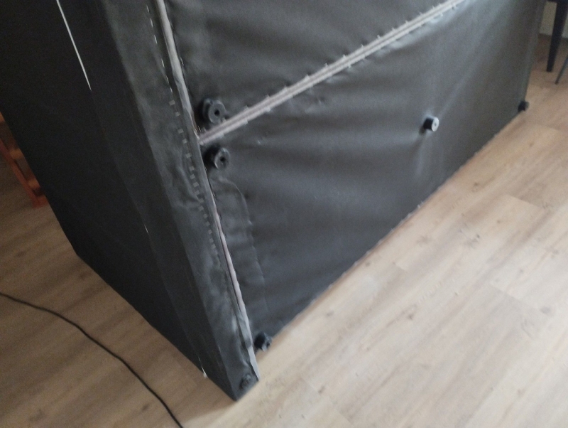 Am Bettgestell in Niederdorf deutet die verdunkelte Stoffunterseite auf moegliche Bettwanzen hin, weshalb ein Kammerjaeger fuer eine gruendliche Kontrolle ratsam ist.
