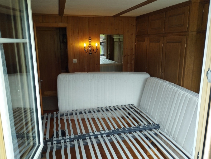 In einem Holzschlafzimmer in Nusshof weisen die zerlegten Betten auf einen moeglichen Befall hin, bei dem ein Kammerjaeger zur Klaerung und Behandlung noetig sein koennte.