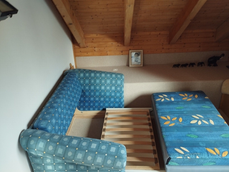 Im Dachzimmer von Nusshof liegt ein zerlegtes Bettsofa bereit, um einen moeglichen Befall abzuklaeren, wofuer ein Kammerjaeger noetig sein koennte.