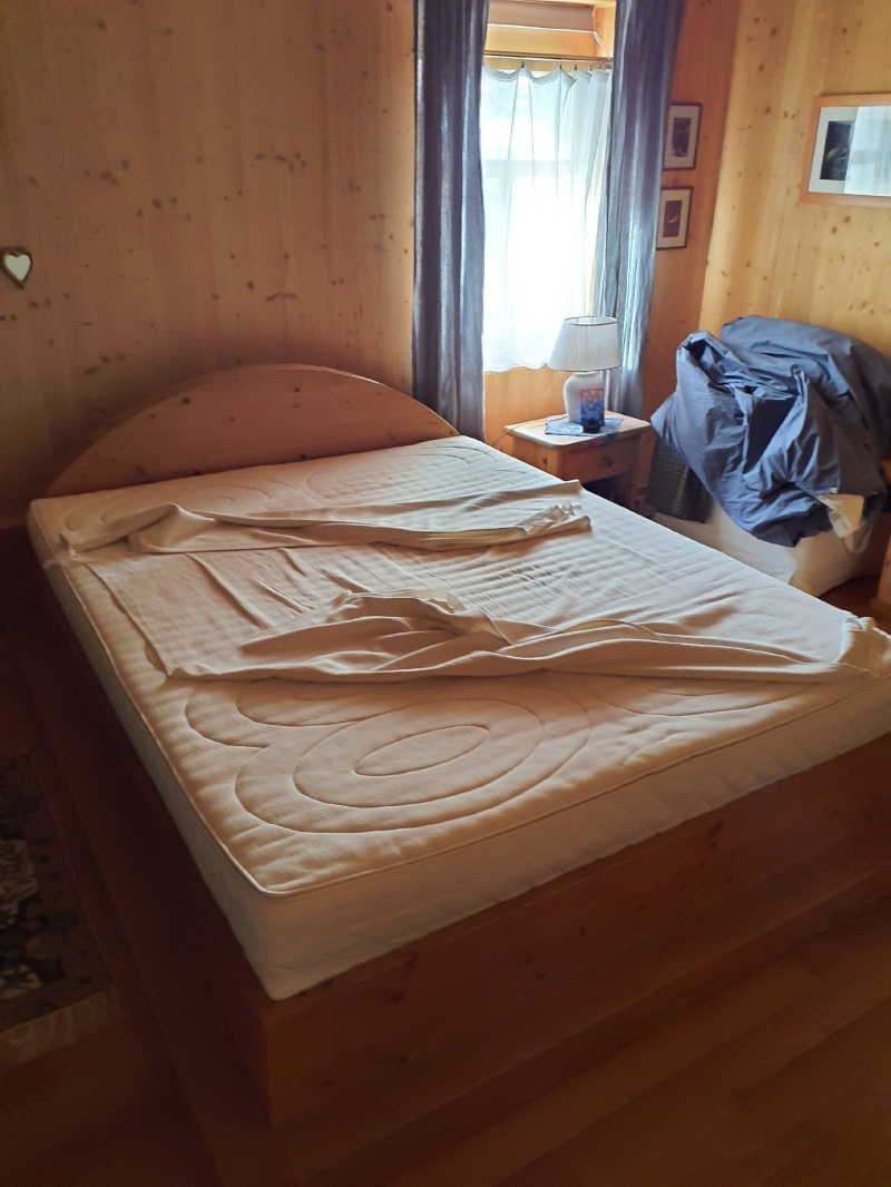 Im schlichten Schlafzimmer in Oberwil kann ein moeglicher Befall mit Bettwanzen vermutet werden, weshalb ein Kammerjaeger zur gruendlichen Kontrolle noetig sein koennte.