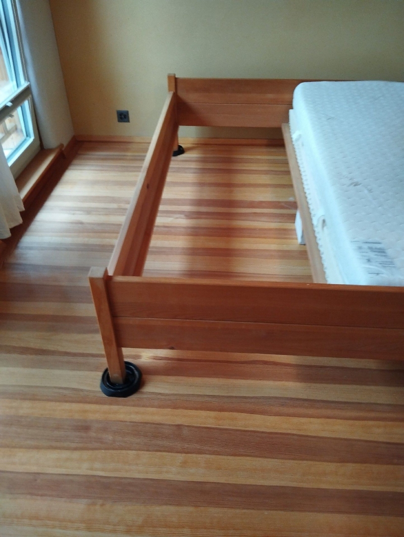 In einem Schlafzimmer in Oltingen steht ein teilweise zerlegtes Bett, was auf einen moeglichen Befall mit Bettwanzen hinweist und einen Kammerjaeger erforderlich machen koennte.
