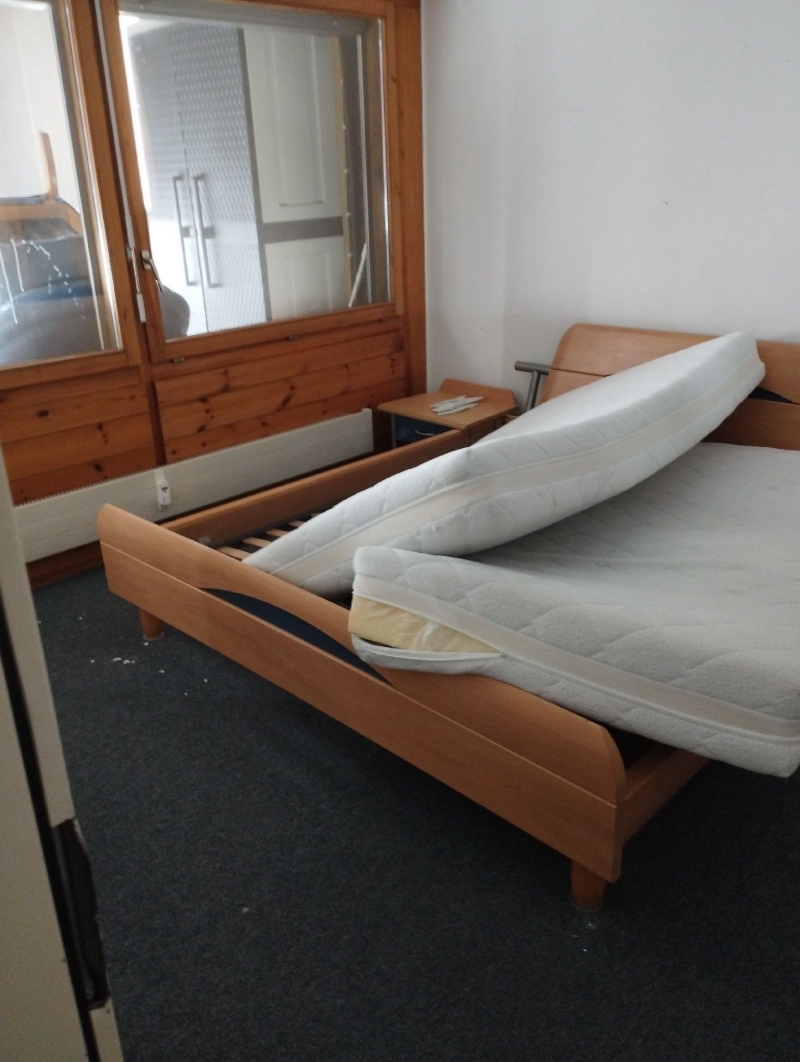In Oltingen deutet ein zerlegtes Bett mit aufgestellten Matratzen auf einen moeglichen Befall mit Bettwanzen hin, was einen Kammerjaeger notwendig macht.