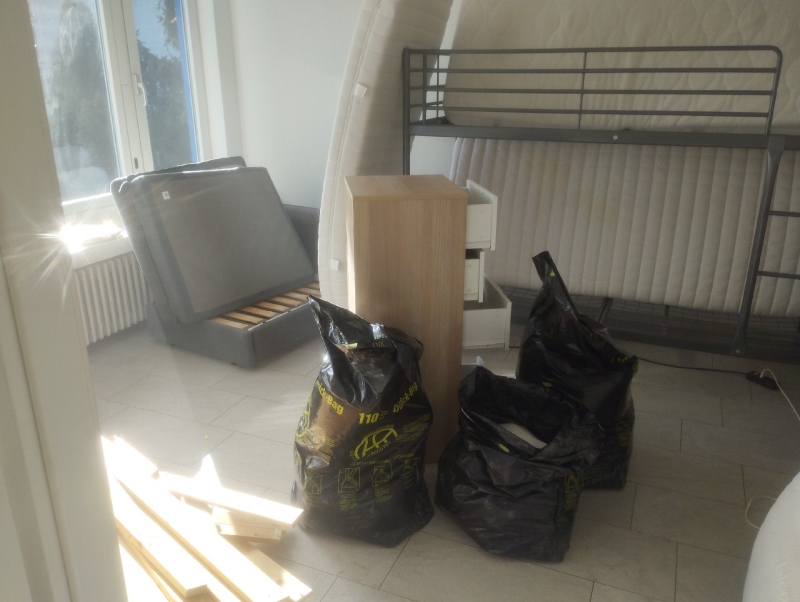 Zwischen zerlegten Moebeln und gefuellten Saecken in Pratteln weist die unruhige Schlafzimmersituation auf einen noetigen Kammerjaeger wegen Bettwanzen hin.