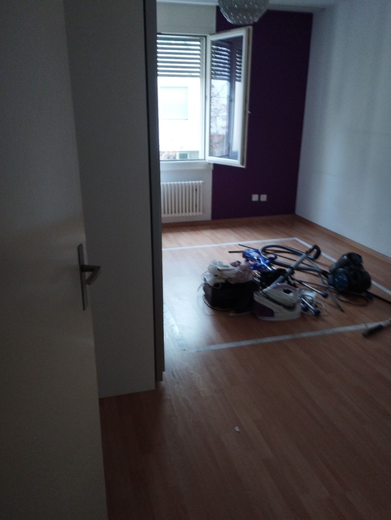 Im aufgeraeumten Zimmer in Pratteln deutet das bereitliegende Reinigungsgeraet auf einen notwendigen Kammerjaeger wegen vermuteter Bettwanzen hin.
