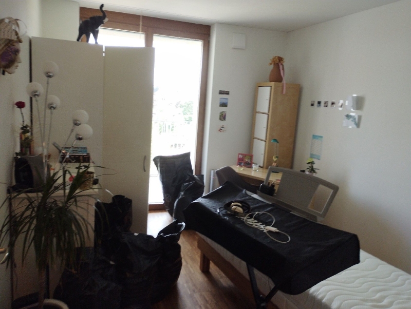 Im Schlafzimmer in Reigoldswil weisen die abgedeckten Moebel und Saecke auf einen moeglichen Befall mit Bettwanzen hin, der den Einsatz eines Kammerjaegers erfordert.