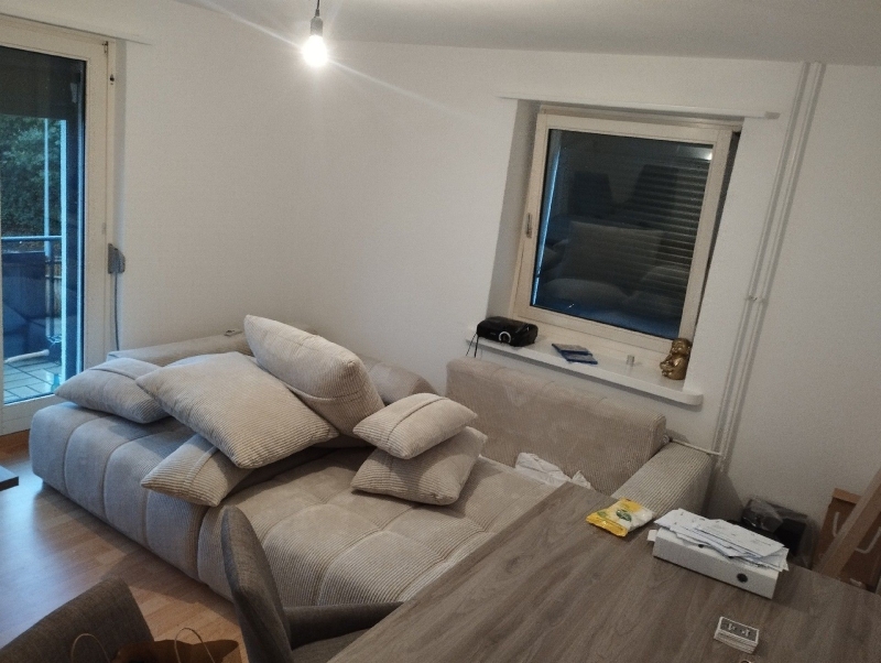 In Roggenburg weist das zerlegte Sofa in einem aufgeraumten Raum auf einen moeglichen Befall mit Bettwanzen hin, der den Einsatz eines Kammerjaegers notwendig macht.