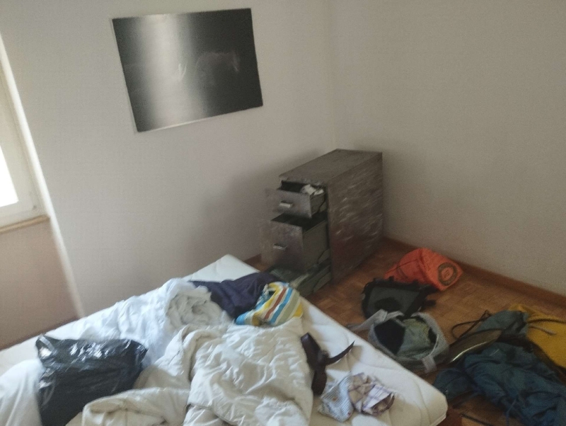 In Roggenburg deutet das unordentliche Schlafzimmer mit zerlegten Moebeln auf einen moeglichen Befall durch Bettwanzen hin, der den Einsatz eines Kammerjaegers noetig macht.