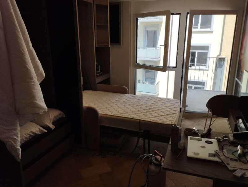 In Roeschenz steht ein auseinandergezogenes Bett in einem hellen Zimmer bereit fuer eine Behandlung durch den Kammerjaeger gegen moegliche Bettwanzen.