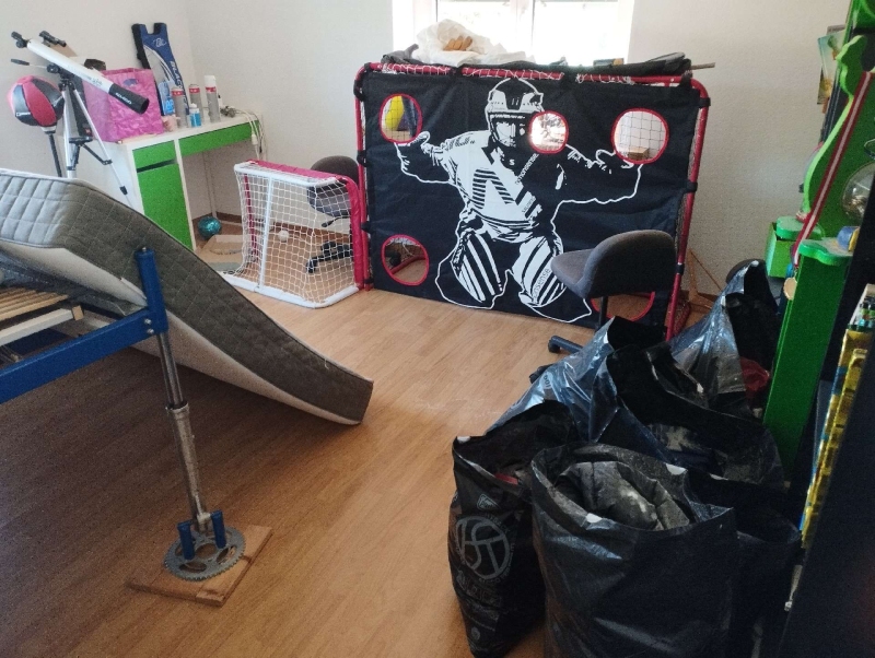 In einem aufgeraeumten Zimmer mit angehobener Matratze in Seltisberg deutet der Zustand auf moegliche Bettwanzen hin, weshalb ein Kammerjaeger noetig sein koennte.