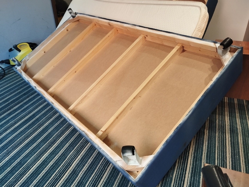 In Therwil wird ein Bettgestell mit sichtbaren Anzeichen von Bettwanzenbefall gezeigt. Ein Kammerjäger könnte hier eingreifen, um die Schädlinge nachhaltig zu bekämpfen.