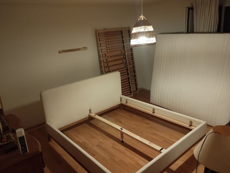 Das Bild zeigt ein Schlafzimmer in Waldenburg mit einem Bettgestell, das möglicherweise von Bettwanzen betroffen ist. Es ist ratsam, einen Kammerjäger zur Bekämpfung zu rufen.