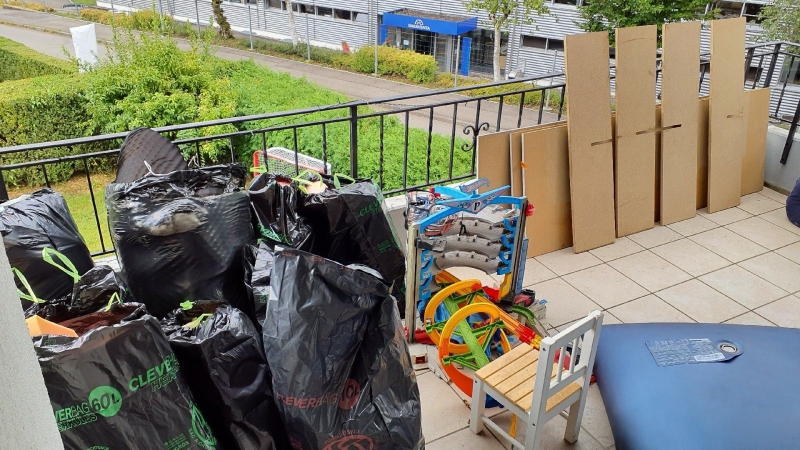 Ein Bild zeigt einen Balkon in Wittinsburg mit mehreren Müllsäcken und Spielzeug. Bei einem möglichen Befall mit Bettwanzen sollte professionelle Hilfe in Anspruch genommen werden.